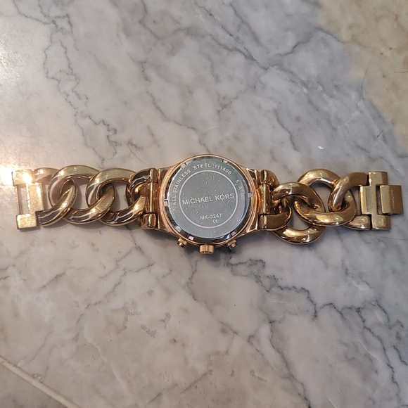 Rose gole Micheal kors watch - Picture 3 of 5